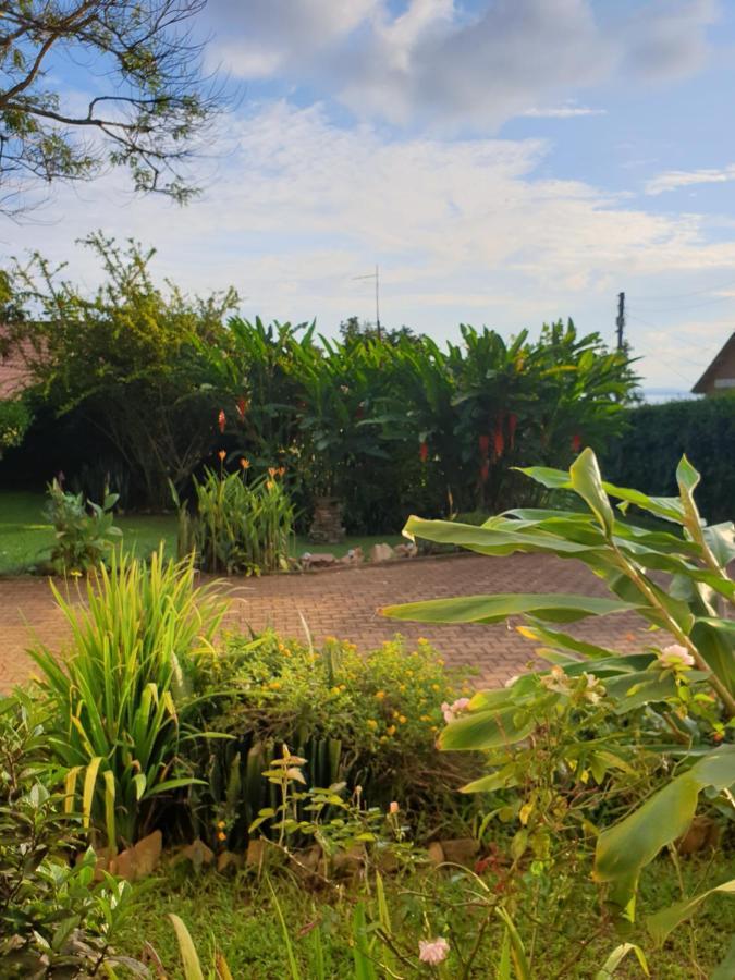 Alison & Dave'S Guesthouse Entebbe Exterior foto