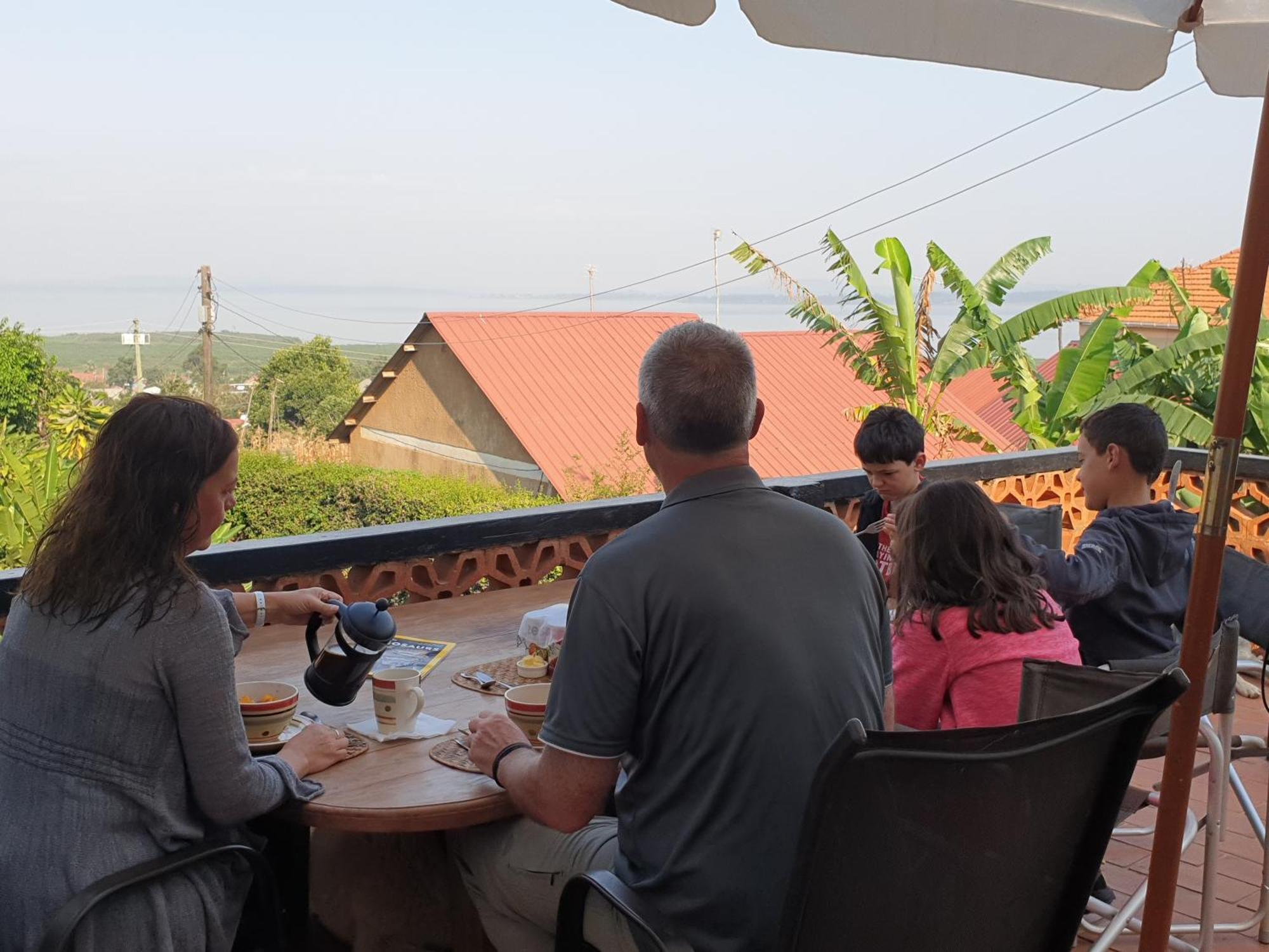 Alison & Dave'S Guesthouse Entebbe Exterior foto