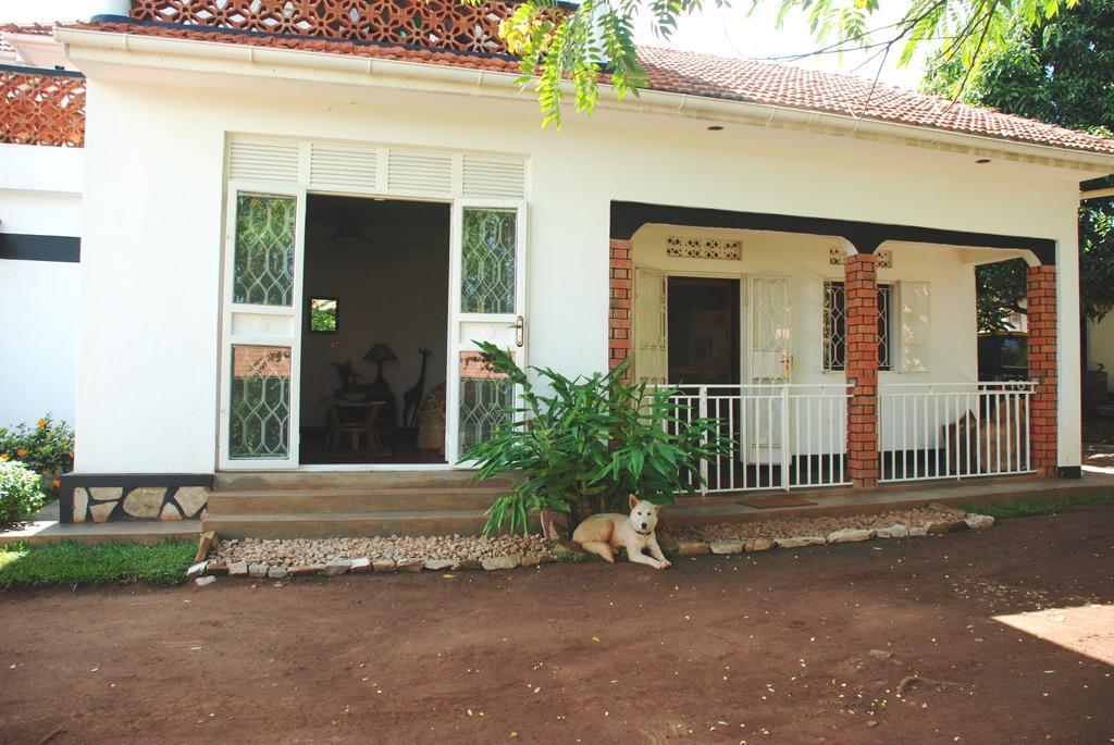 Alison & Dave'S Guesthouse Entebbe Exterior foto